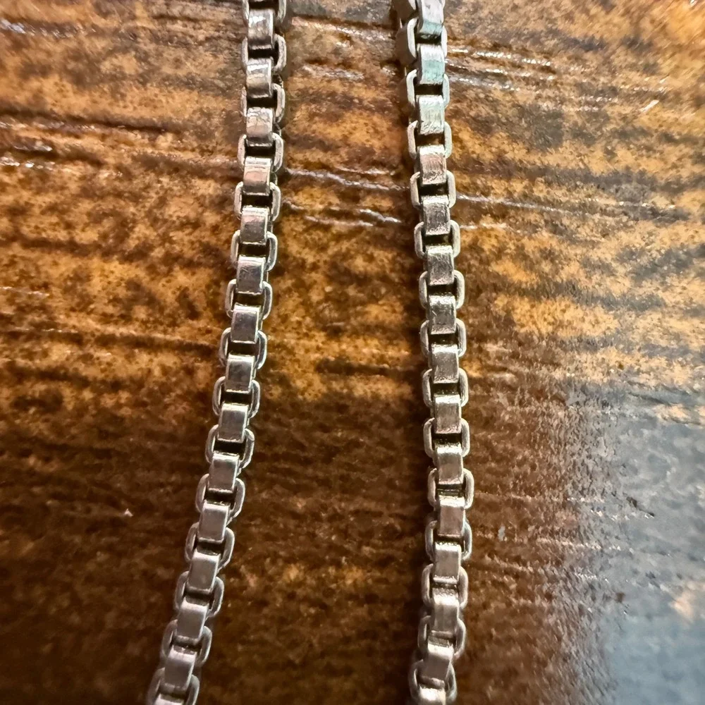 Glam by M Beaded Lip Bracelet Silver Tone Chain Rhinestone Charm Adjustable Twee